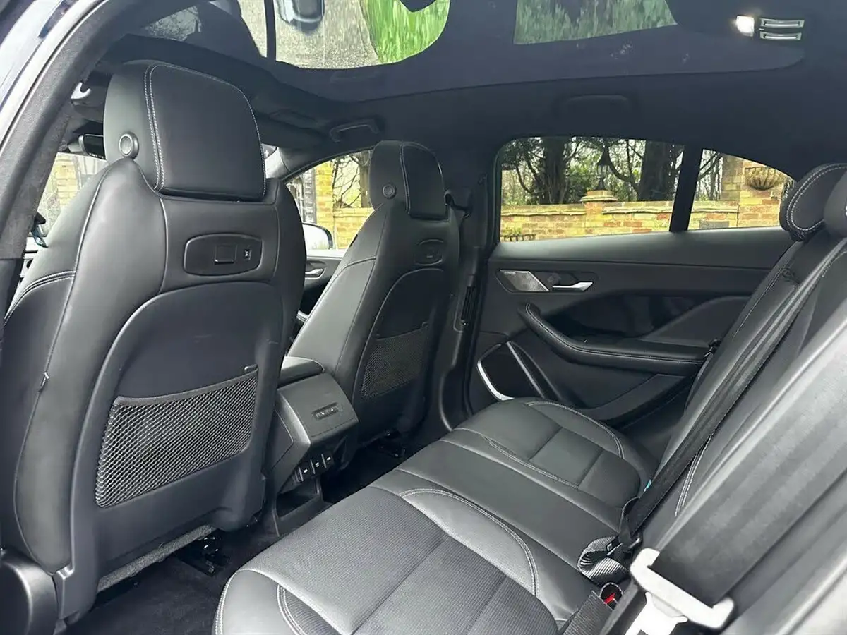 2022-jaguar-i-pace-ev400-hse-black-big-18