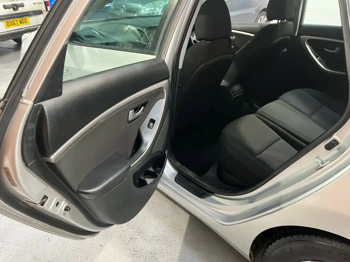 2013-hyundai-i30-16-active-estate-big-14