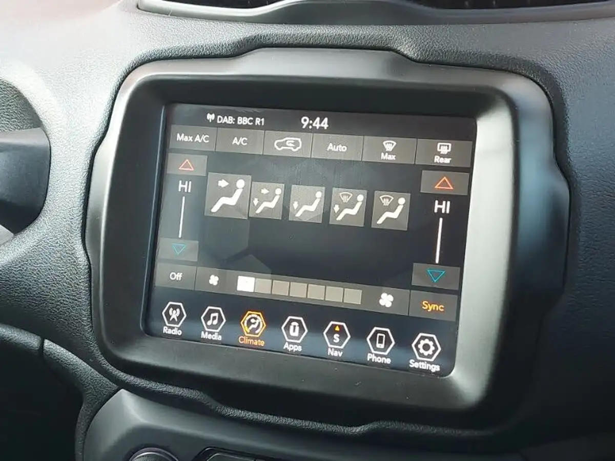 2021-jeep-renegade-10-gse-night-eagle-big-15