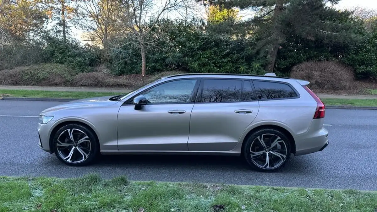 2023-volvo-v60-20-b3-plus-station-wagon-big-26