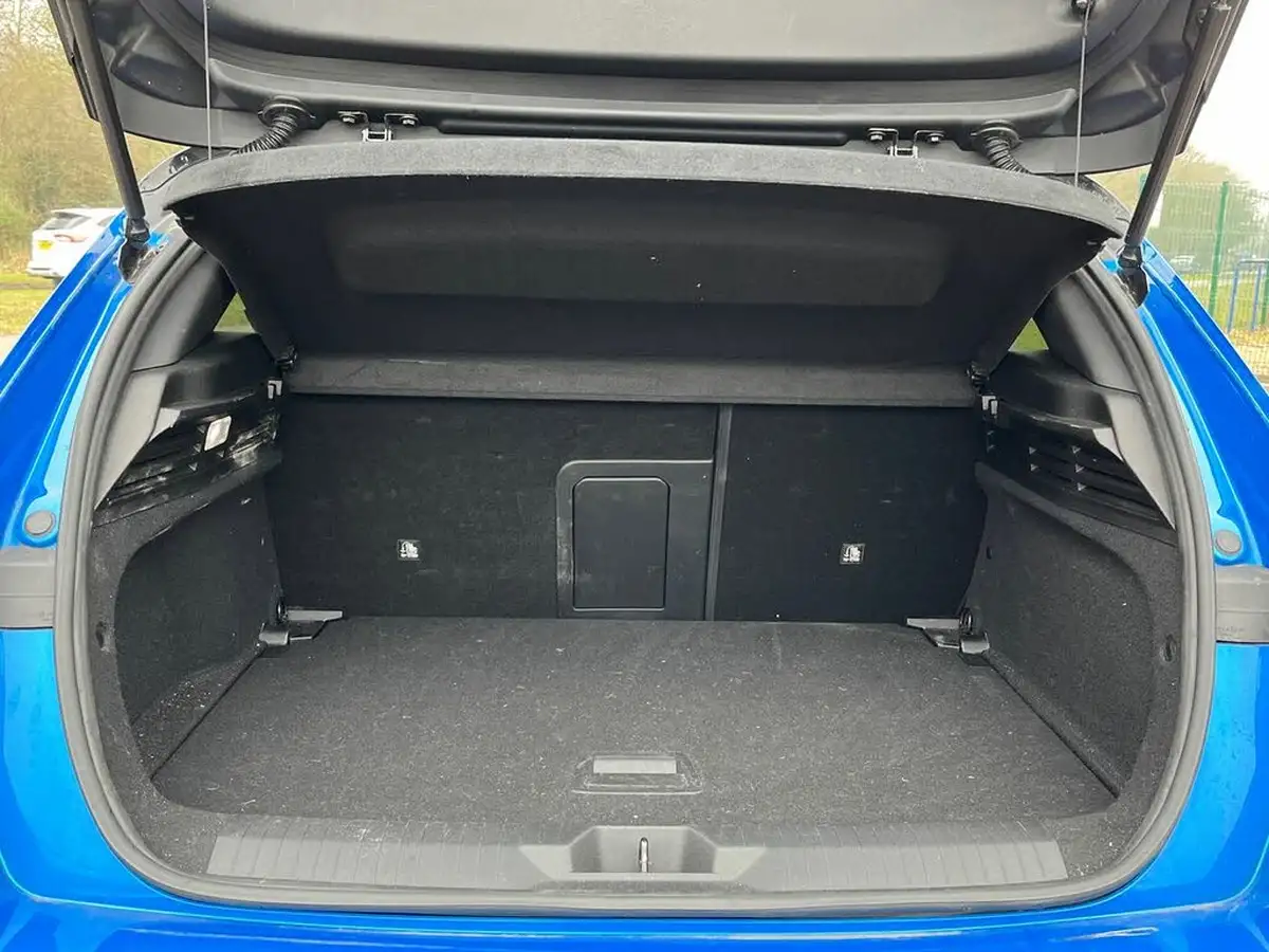 2023-vauxhall-astra-15-turbo-d-ultimate-hatchback-big-9