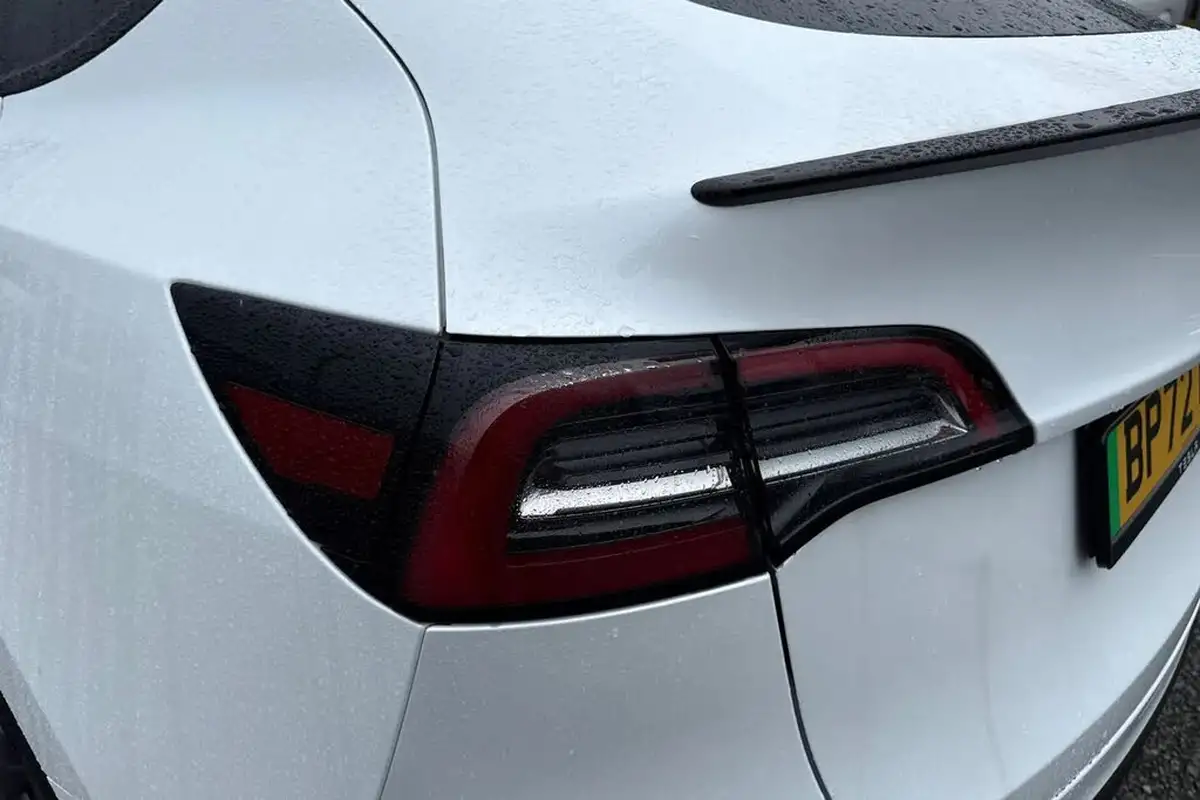 2023-tesla-model-y-e-performance-big-24