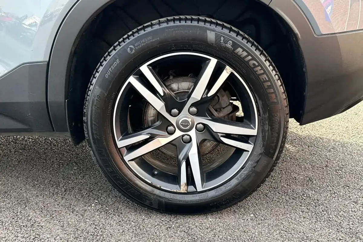 2020-volvo-xc40-20-b4-r-design-awd-big-21