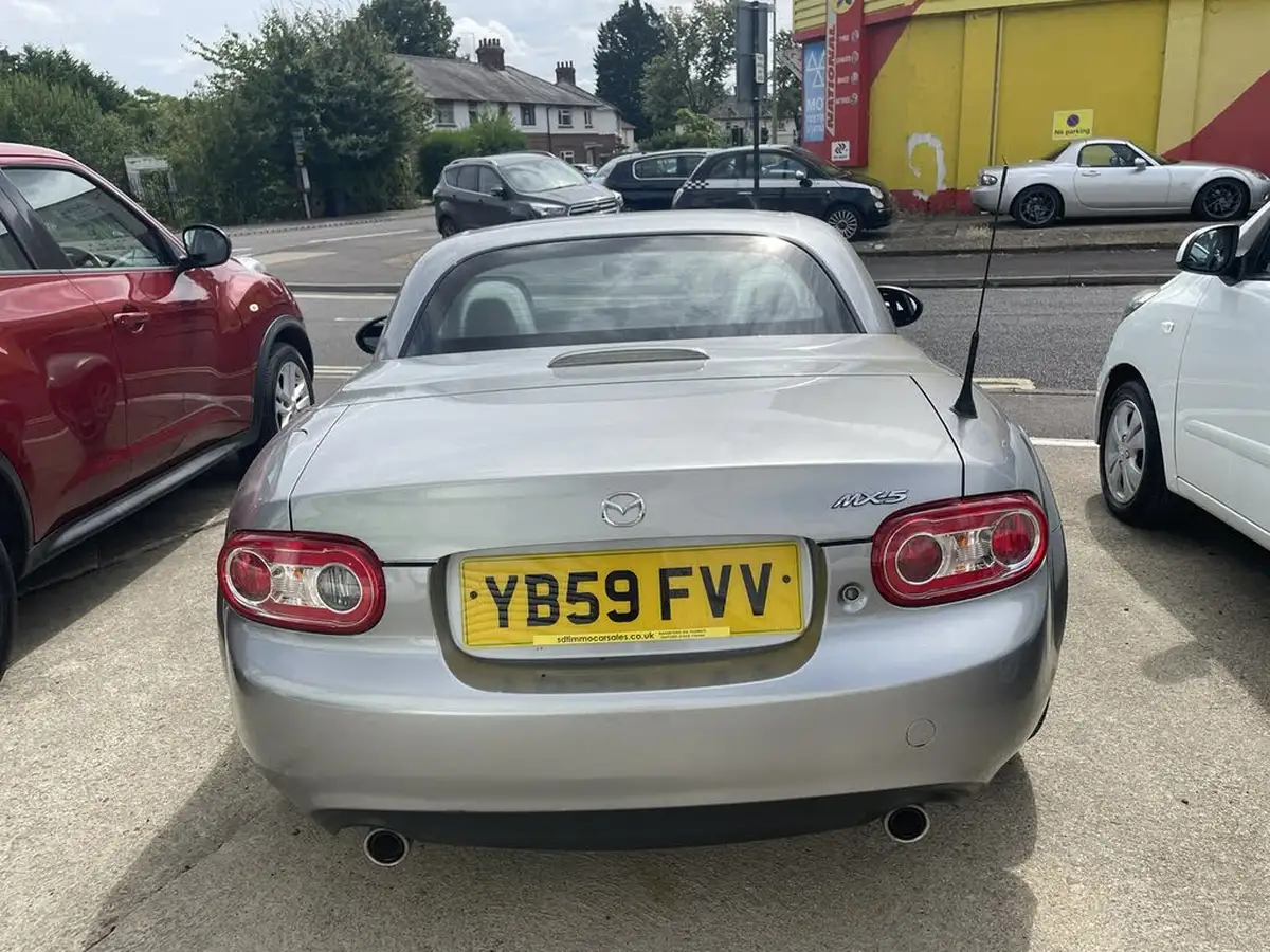 2010-mazda-mx-5-20-roadster-sport-tech-big-19