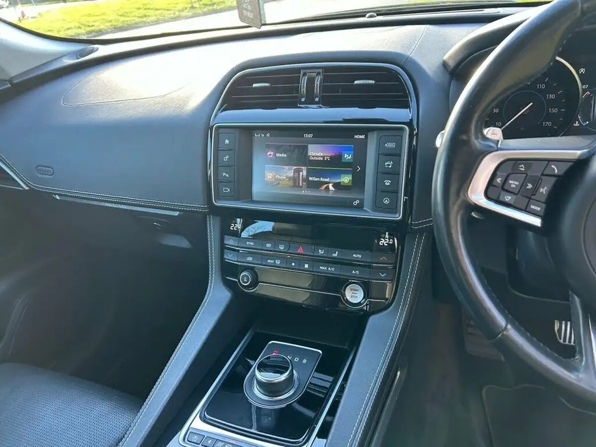 2019-jaguar-f-pace-20i-300-sport-big-24