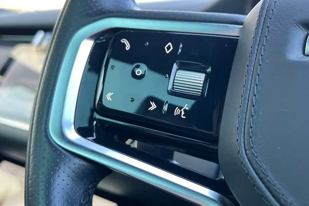 2021-land-rover-range-rover-evoque-15-p300e-r-dynamic-hse-big-45