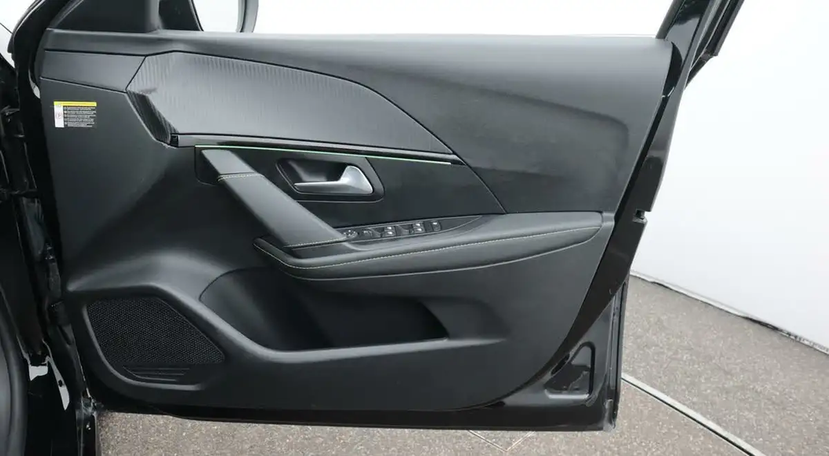 2023-peugeot-208-12-puretech-gt-100ps-eat8-big-15
