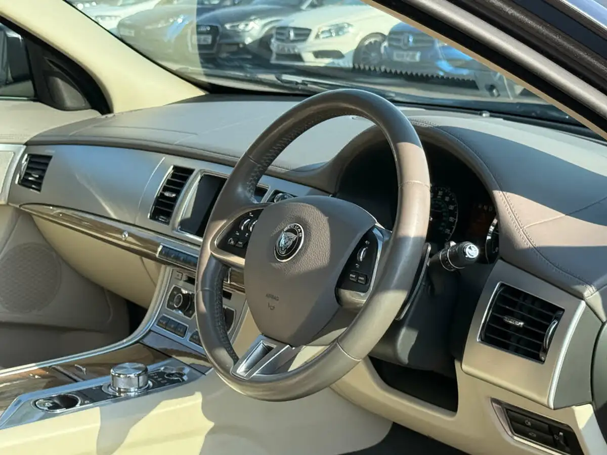2014-jaguar-xf-30td-premium-luxury-saloon-4d-big-49