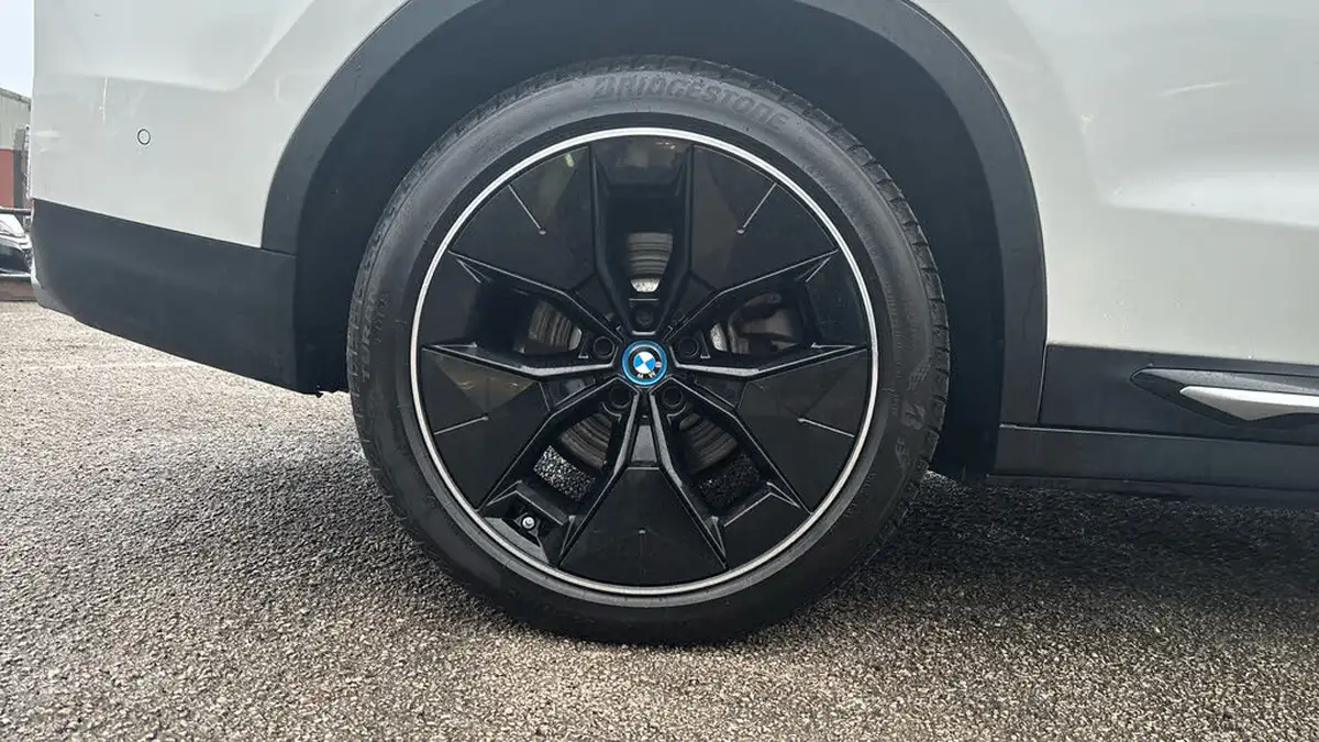 2021-bmw-ix3-e-premier-edition-big-18