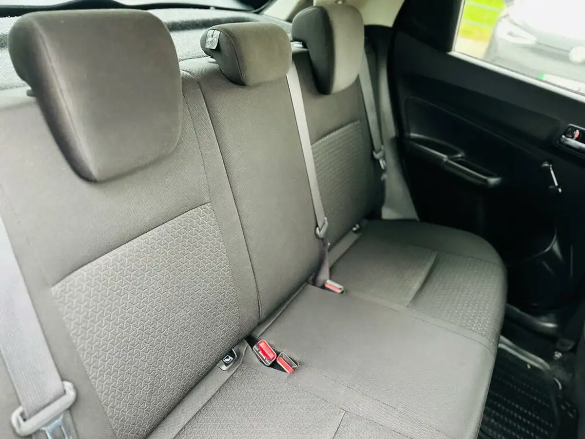 2019-suzuki-swift-12-dualjet-attitude-big-29