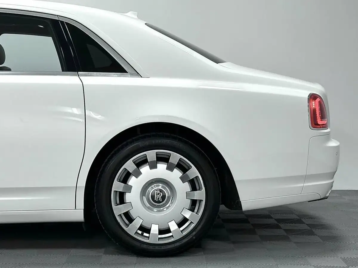 2013-rolls-royce-ghost-66-big-24