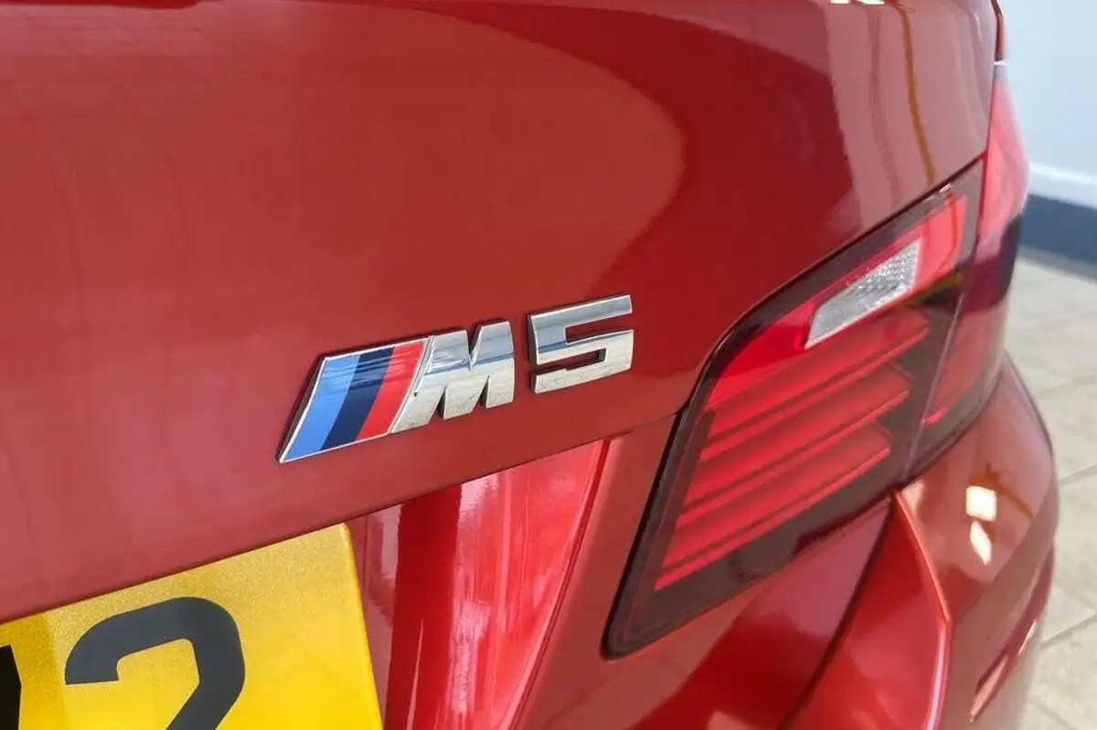 2016-bmw-5-series-44-m5-big-19
