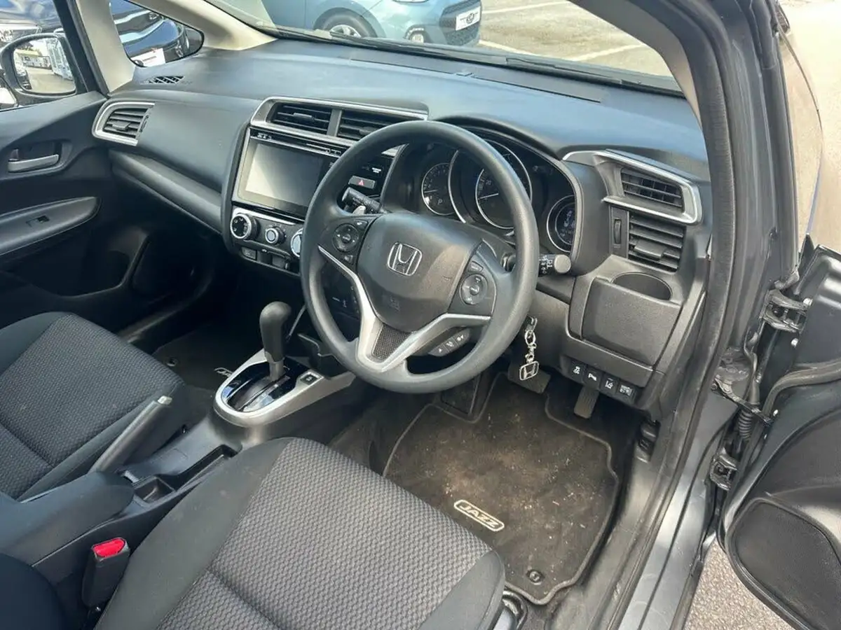 2019-honda-jazz-13-i-vtec-se-cvt-big-9