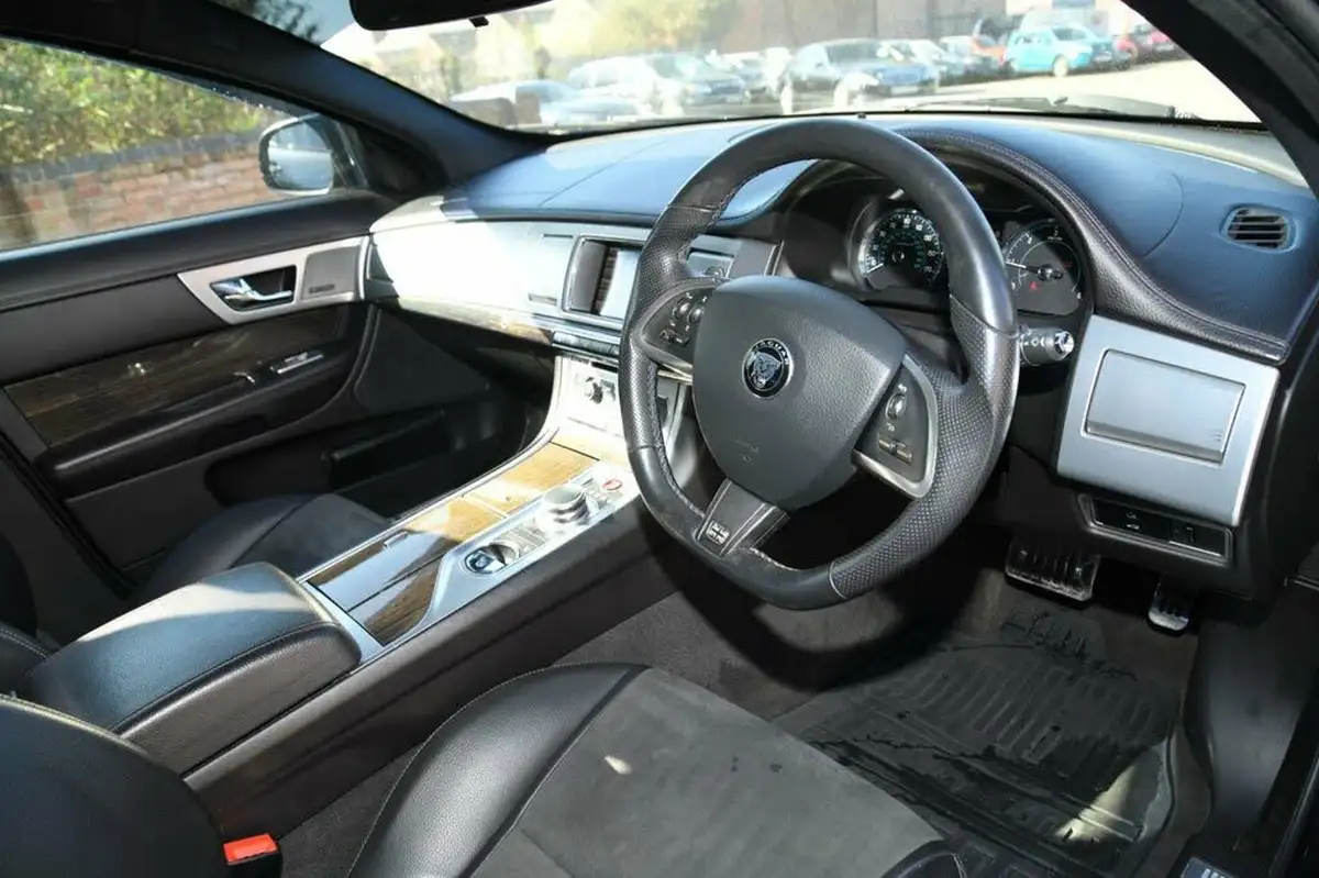 2015-jaguar-xf-22td-r-sport-200ps-saloon-4d-big-26