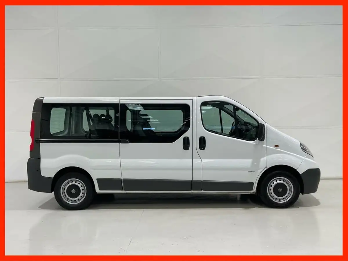 2011-vauxhall-vivaro-20td-2900-lwb-combi-big-1
