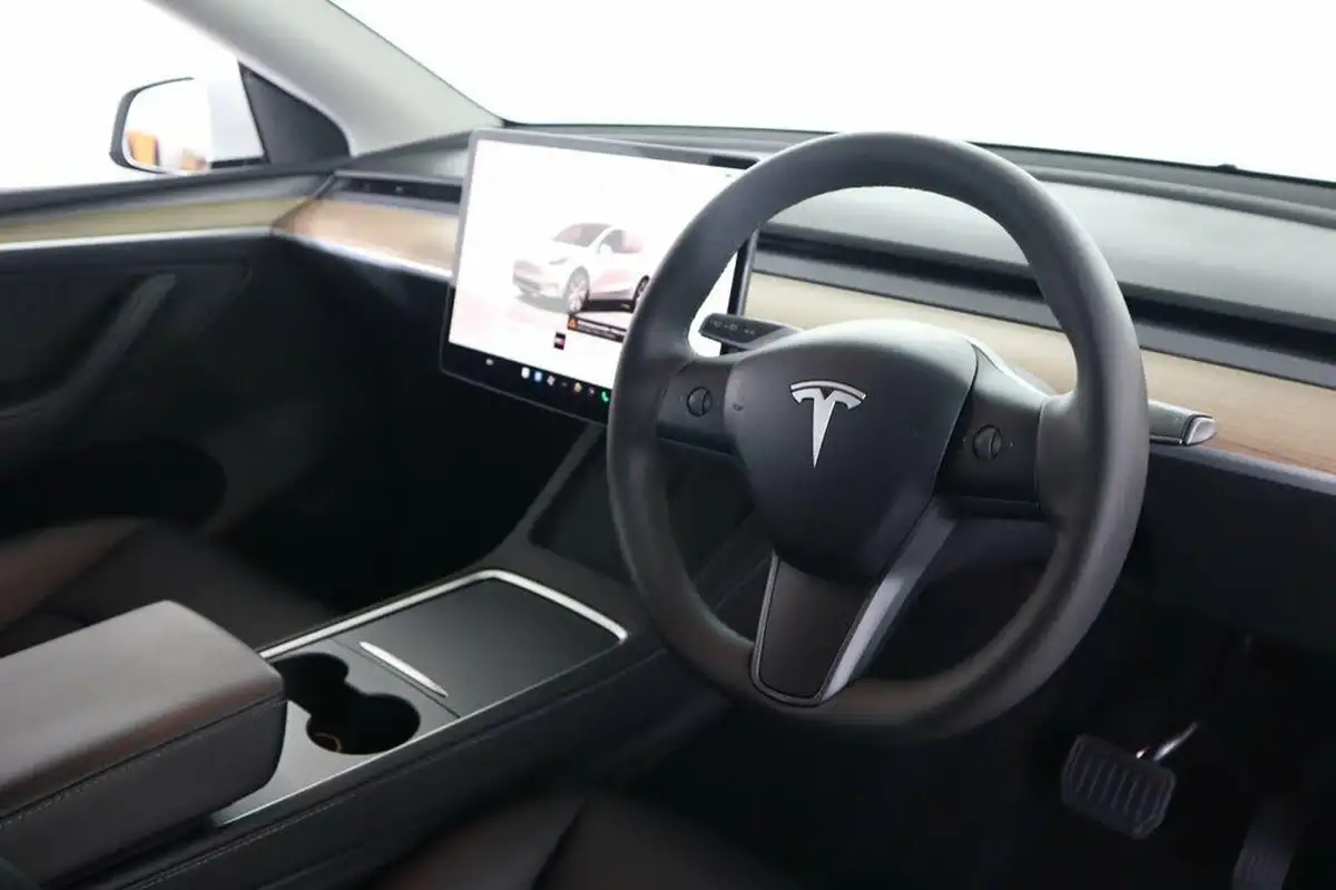 2023-tesla-model-y-e-rwd-big-8