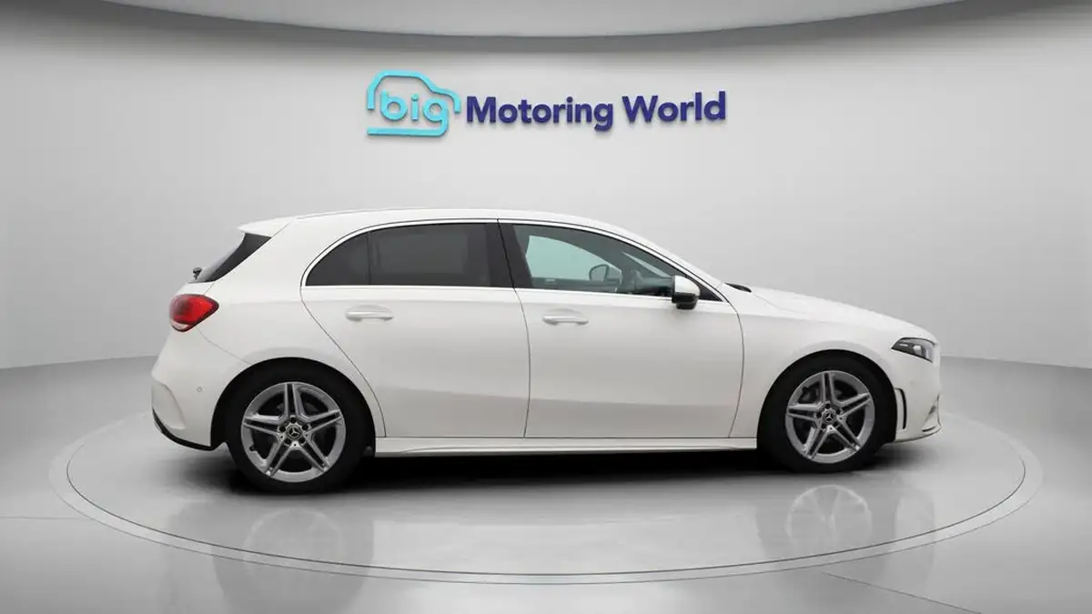 2018-mercedes-benz-a-class-13-a200-amg-line-premiumss-hatchback-5d-7g-dct-big-8