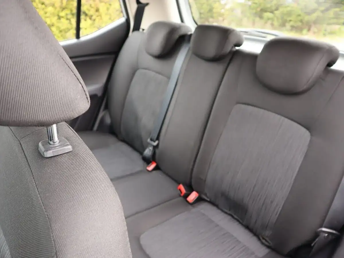 2012-hyundai-i10-12-style-85bhp-big-27