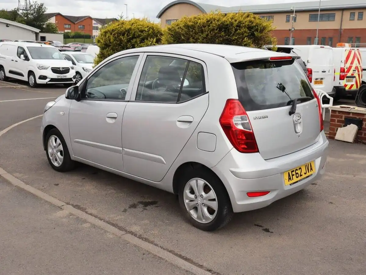 2012-hyundai-i10-12-style-85bhp-big-3