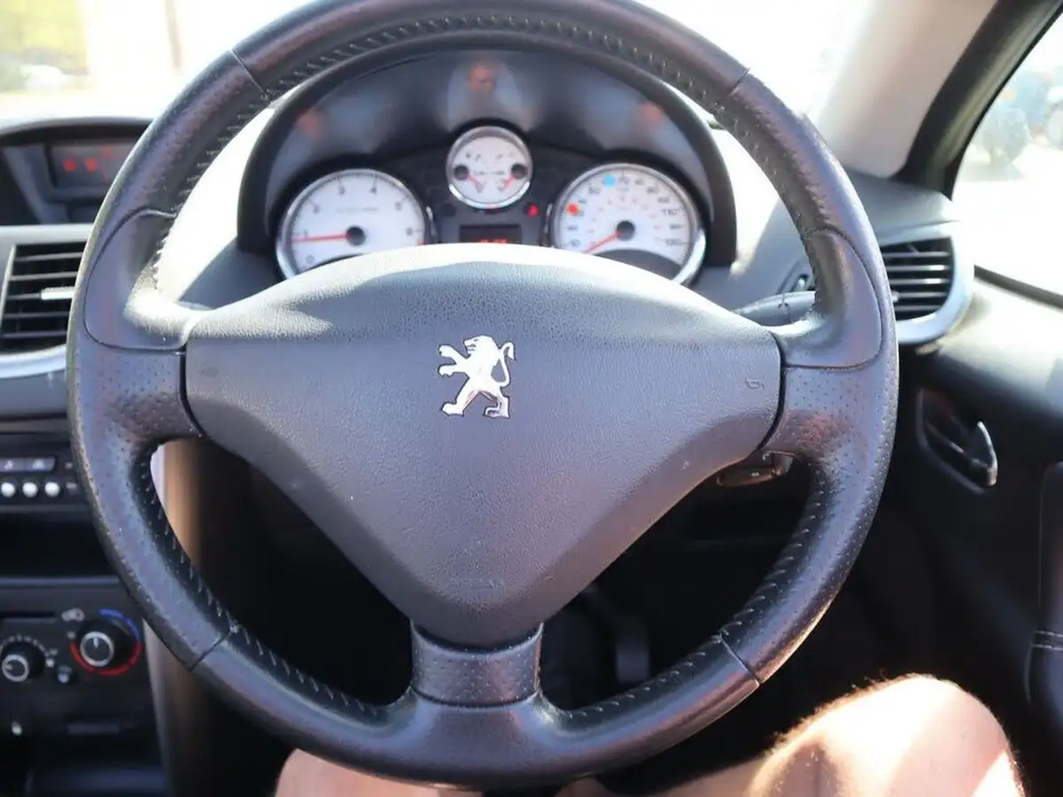2011-peugeot-207-cc-16-sport-vti-big-25