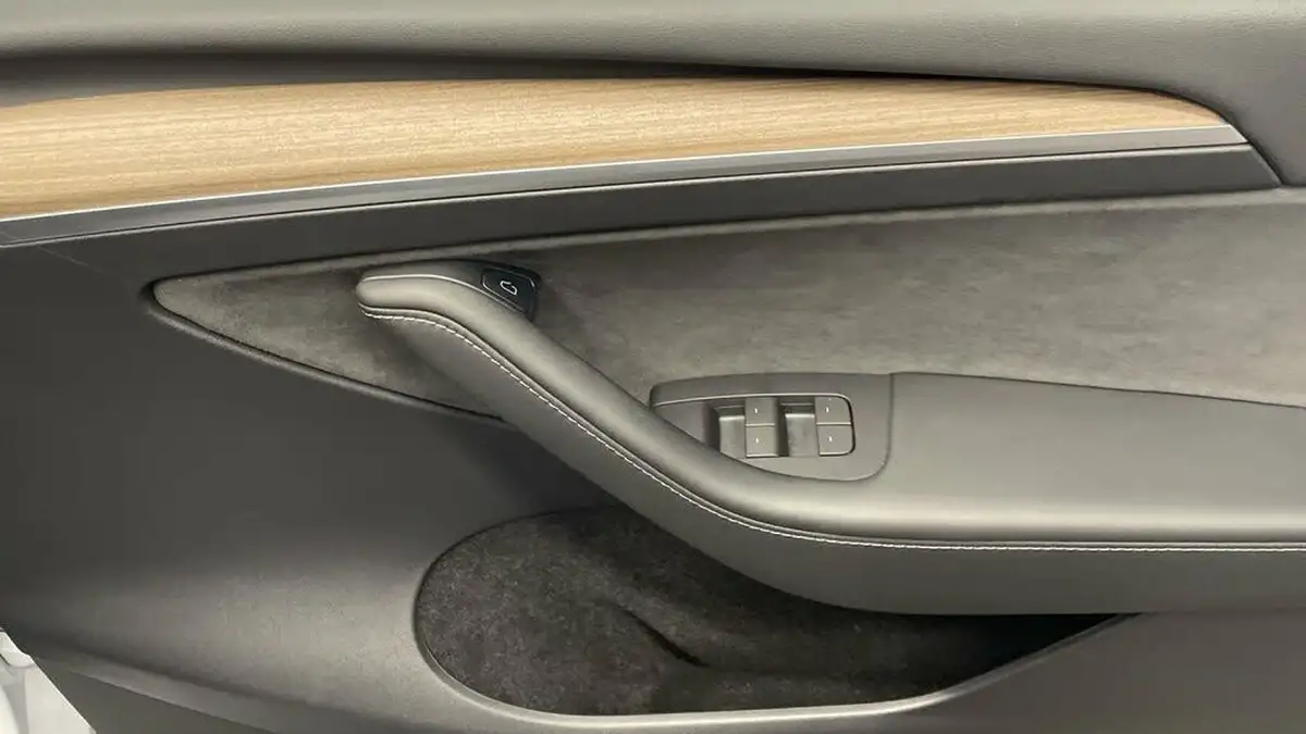 2022-tesla-model-y-e-long-range-big-25