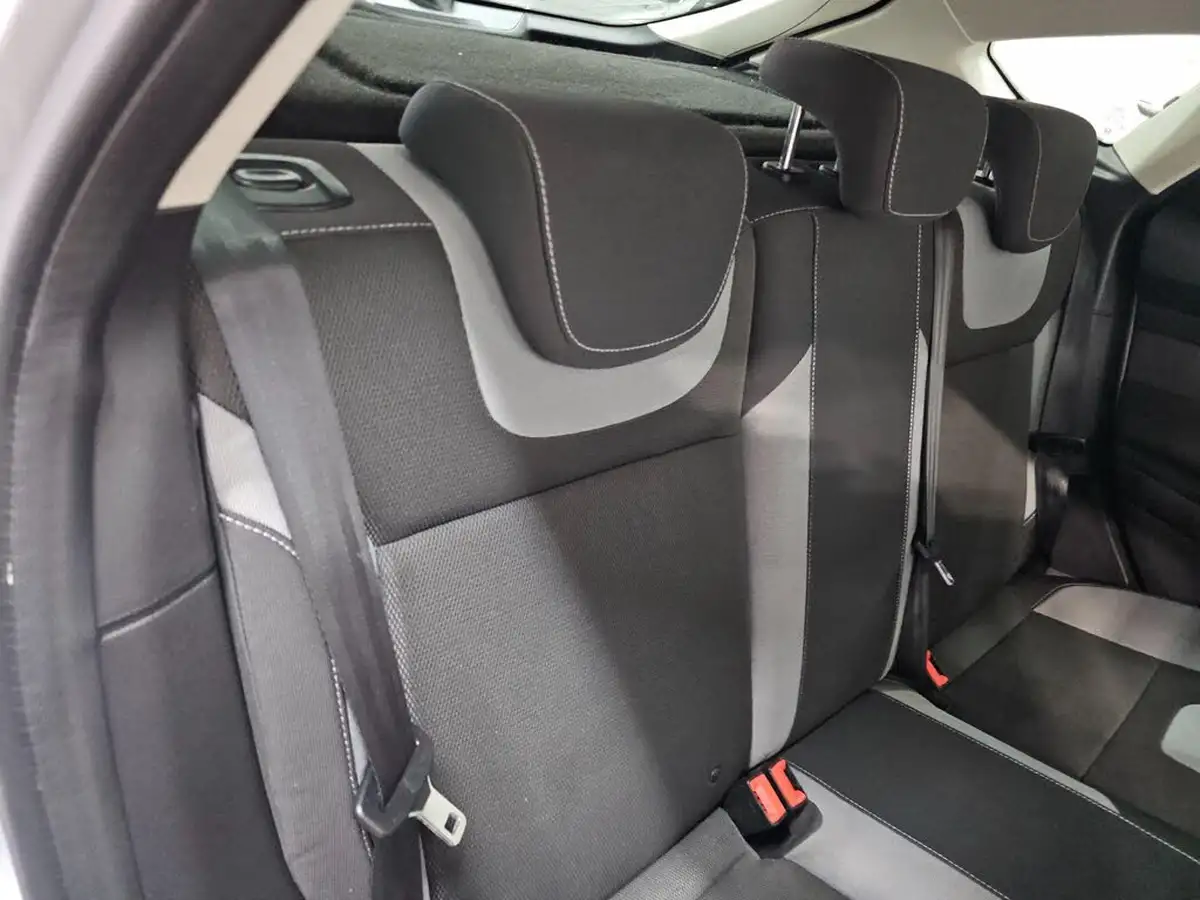 2012-ford-focus-10-zetec-125ps-hatchback-big-16