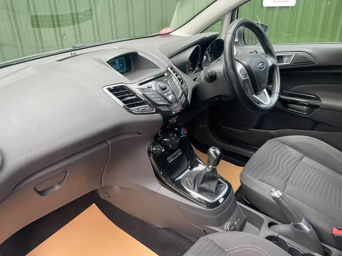 2013-ford-fiesta-10-zetec-100ps-ecoboost-ss-5d-big-17