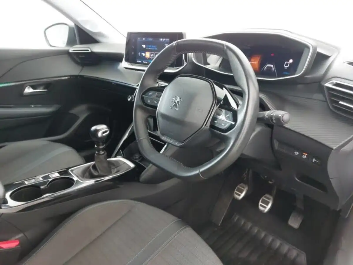 2023-peugeot-208-12-puretech-allure-premium-100ps-big-10