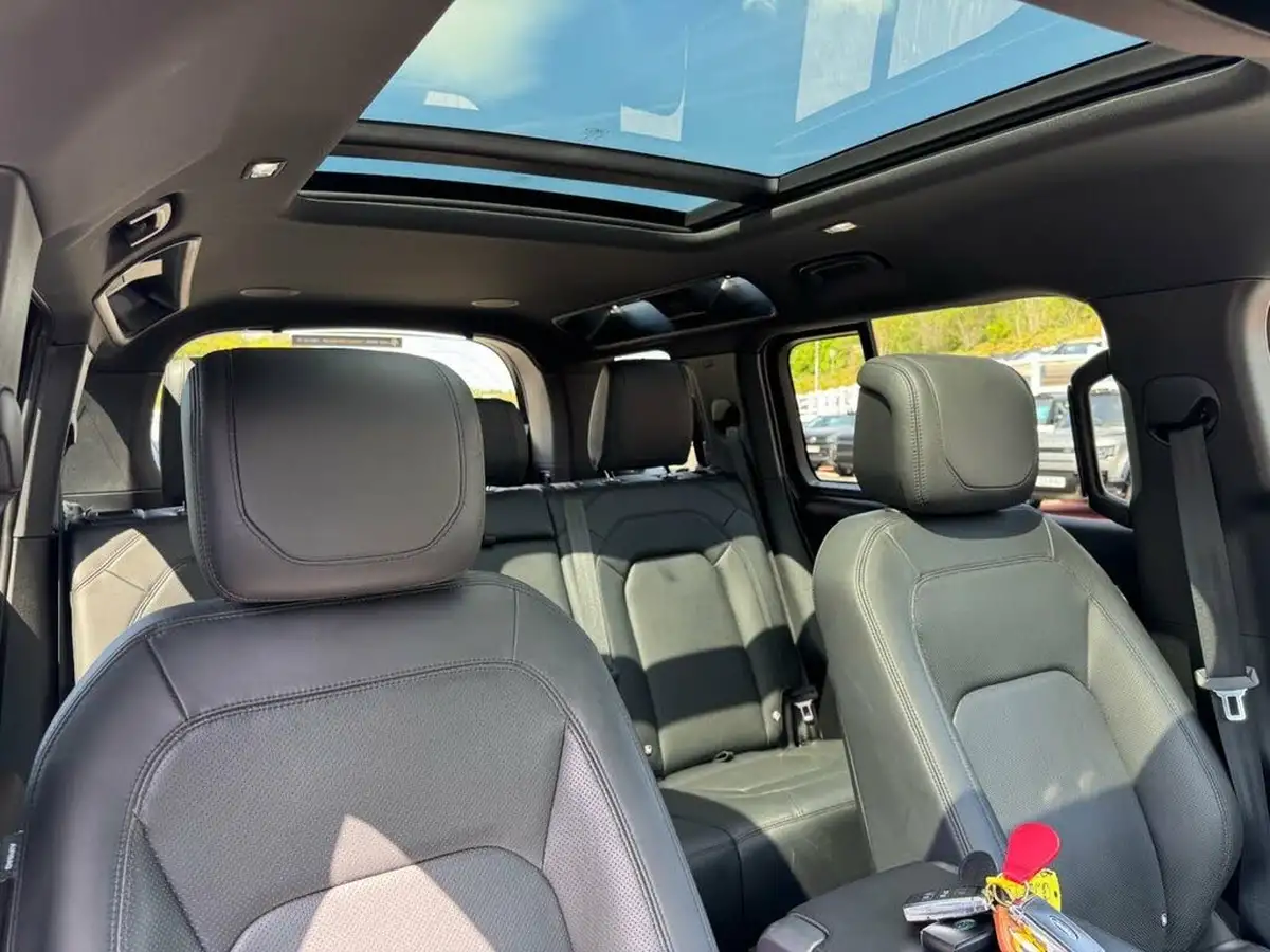 2022-land-rover-110-defender-50-p525-v8-big-48