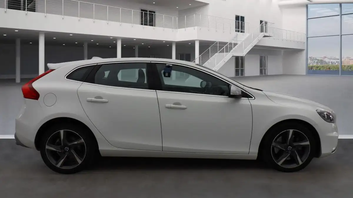 2016-volvo-v40-20td-d3-r-design-nav-big-6
