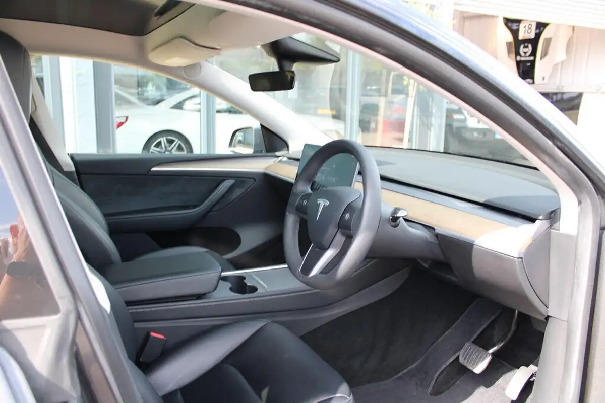 2022-tesla-model-y-e-long-range-big-9
