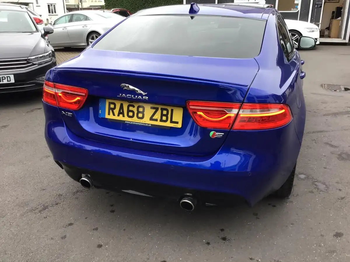 2019-jaguar-xe-30i-v6-sc-s-big-16