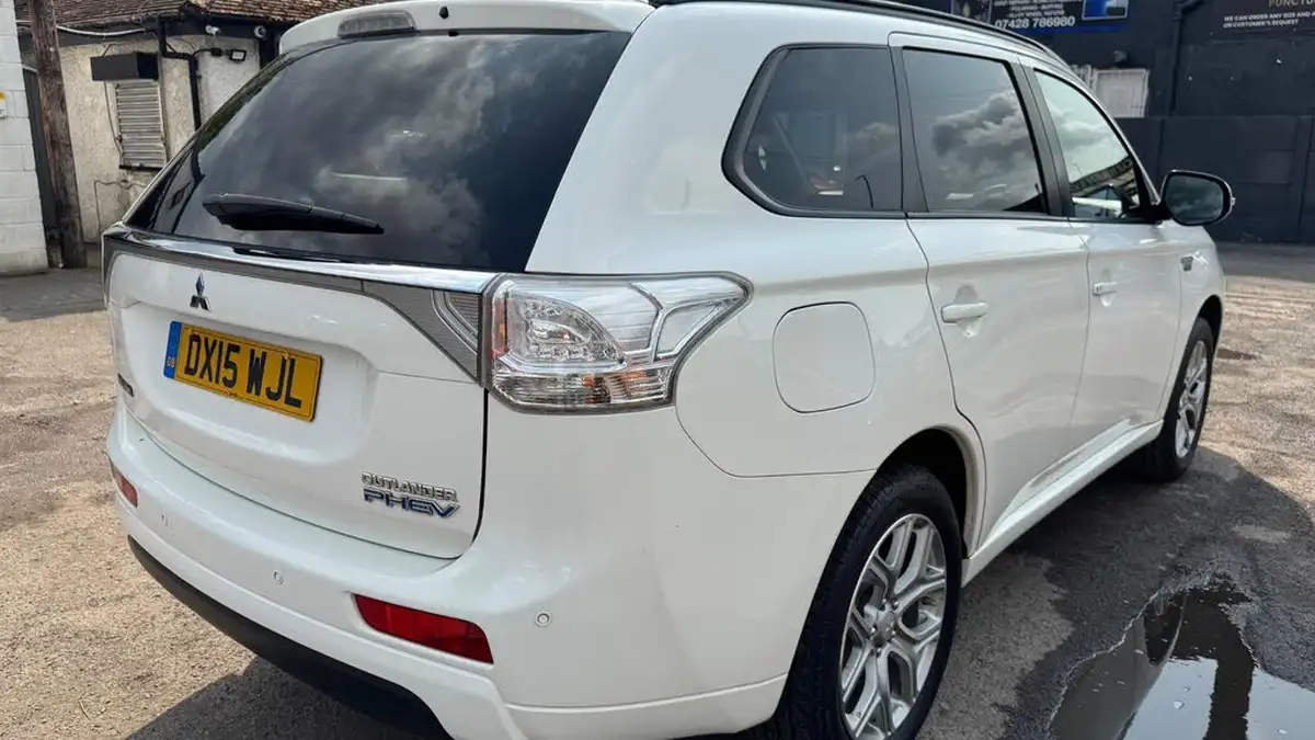 2015-mitsubishi-outlander-20-gx3h-phev-5st-big-39
