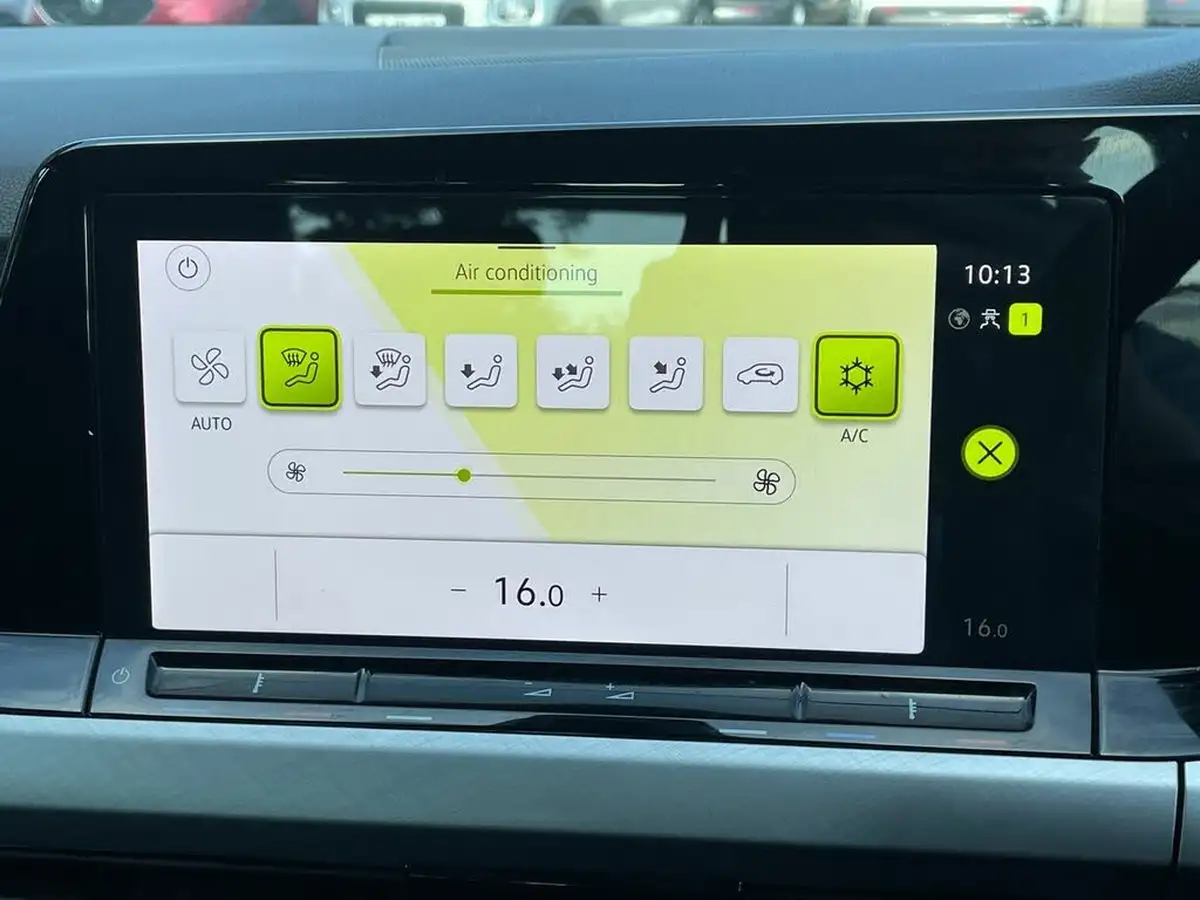 2023-volkswagen-golf-10-tsi-life-hatchback-big-17