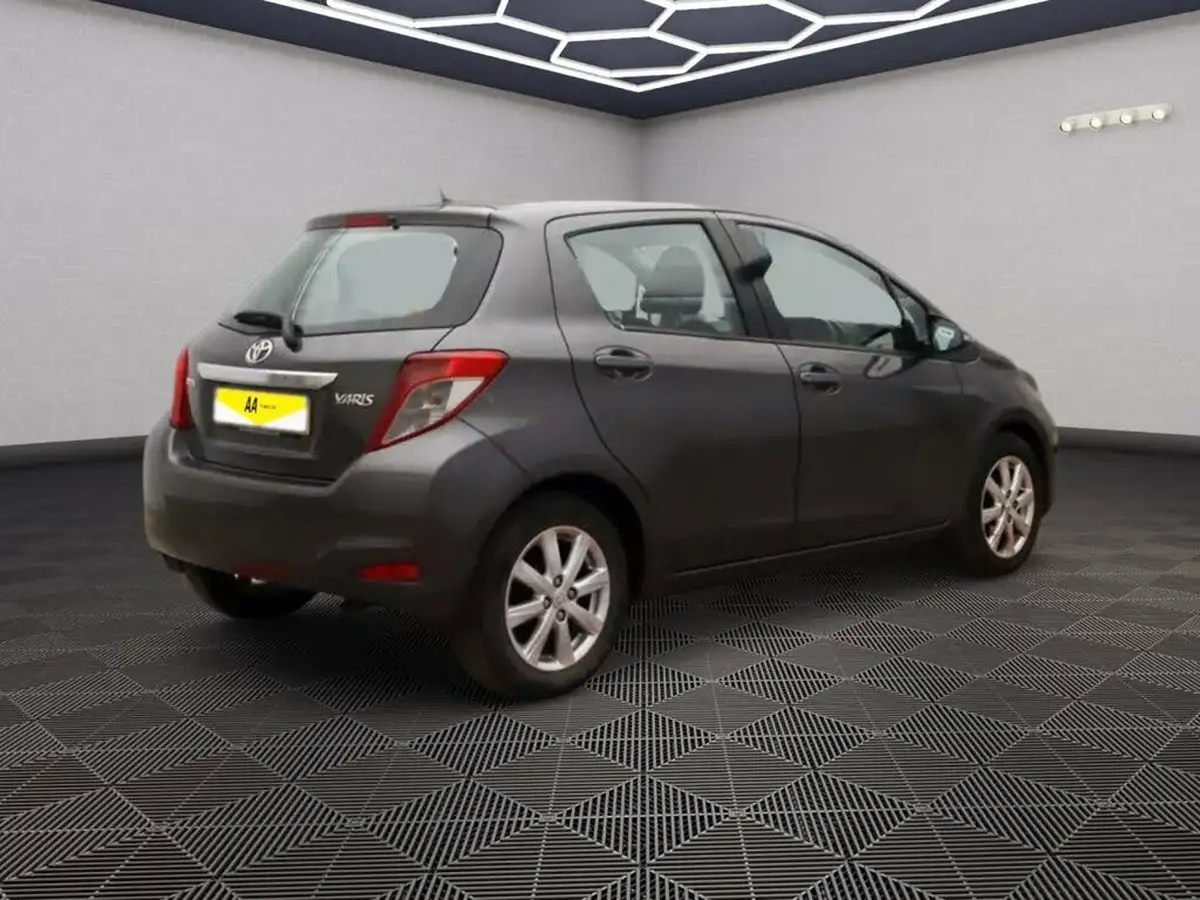 2013-toyota-yaris-133-tr-vvt-i-5d-big-3