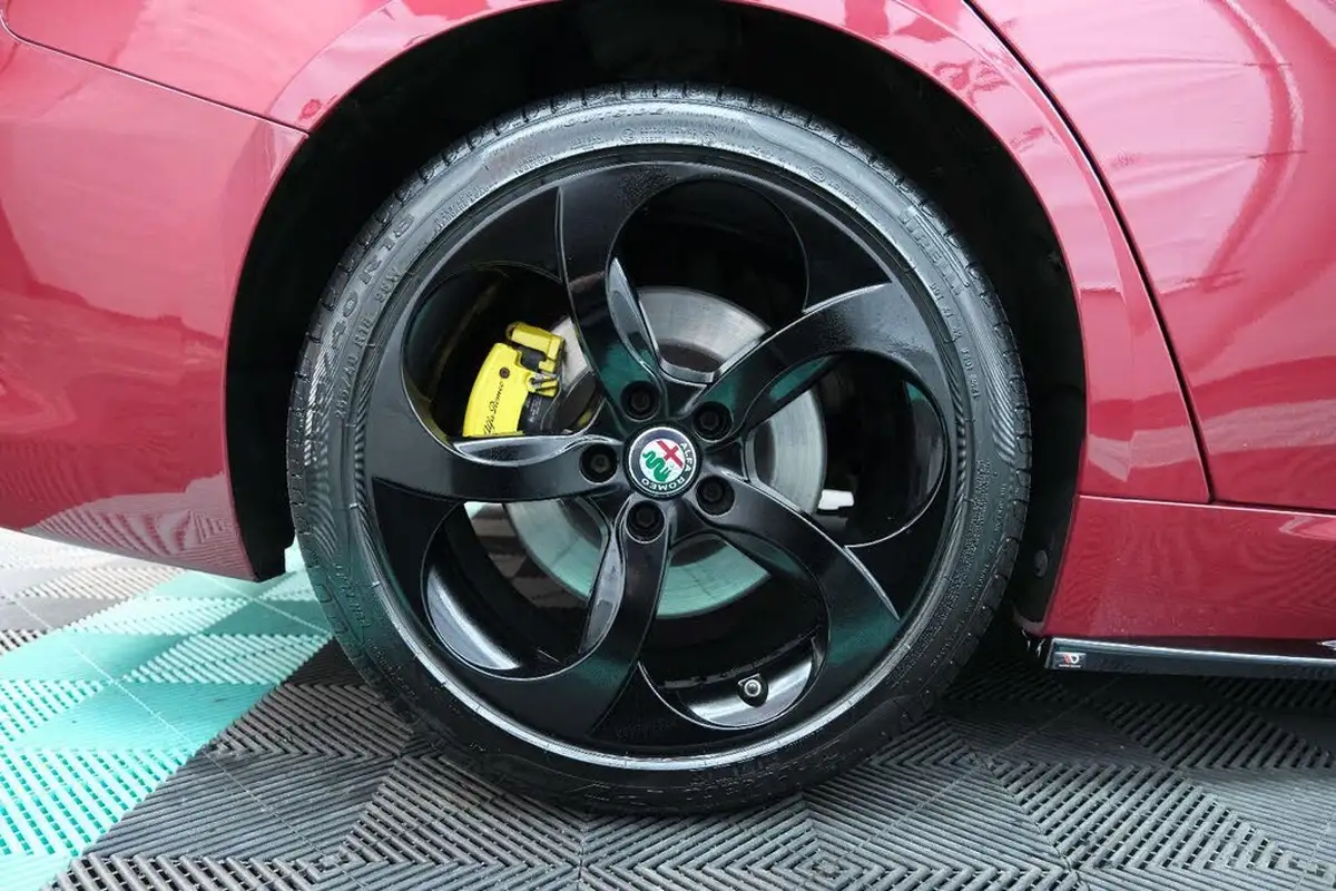 2017-alfa-romeo-giulia-20-veloce-big-16