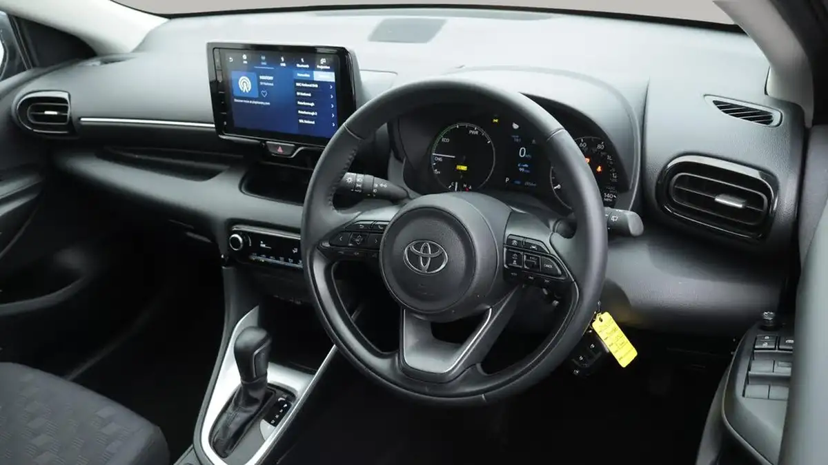 2025-toyota-yaris-15-vvt-i-icon-big-9