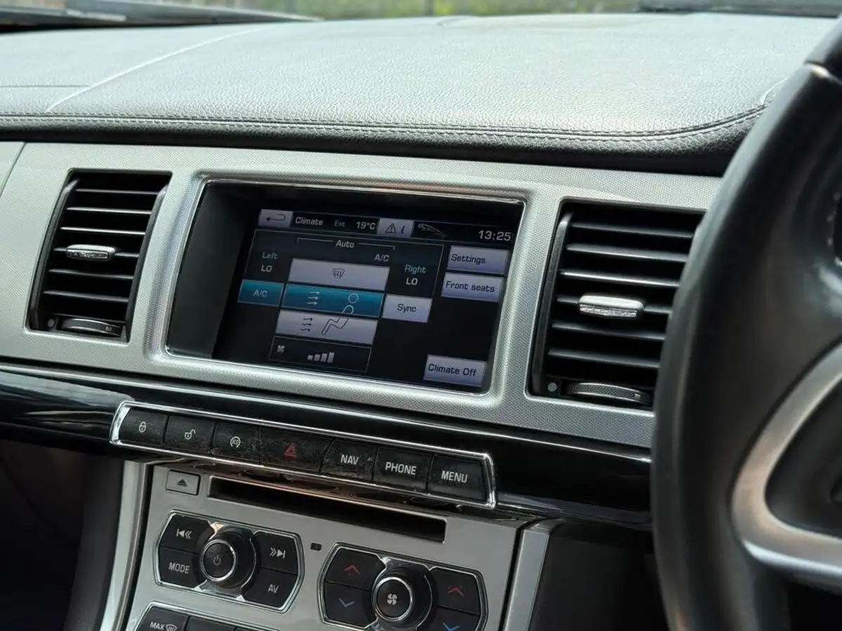 2013-jaguar-xf-22td-200ps-ss-sportbrake-5d-auto-big-27