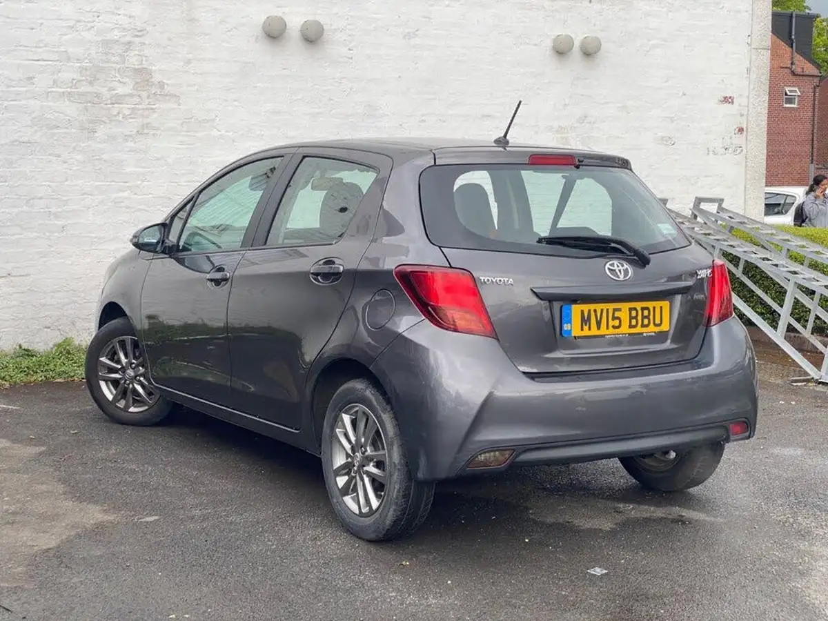 2015-toyota-yaris-133-icon-vvt-i-5d-big-8