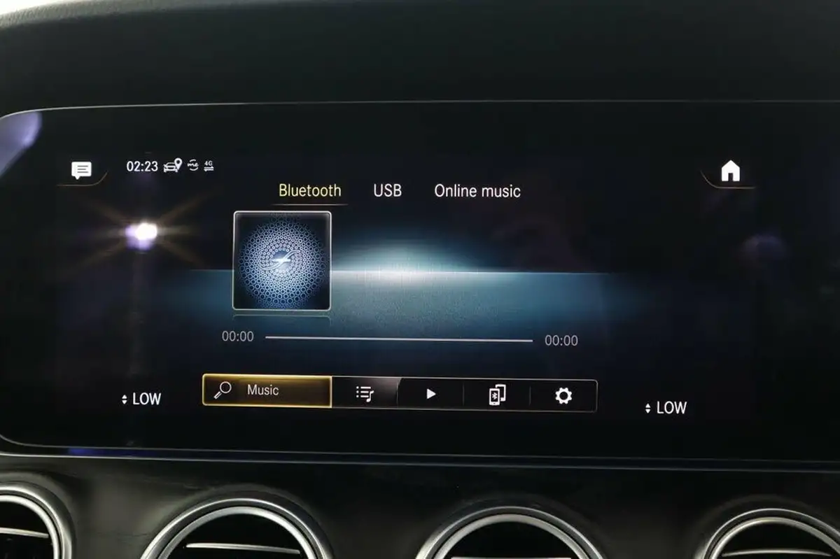 2020-mercedes-benz-e-class-20d-e300de-amg-line-eq-power-saloon-4d-big-35