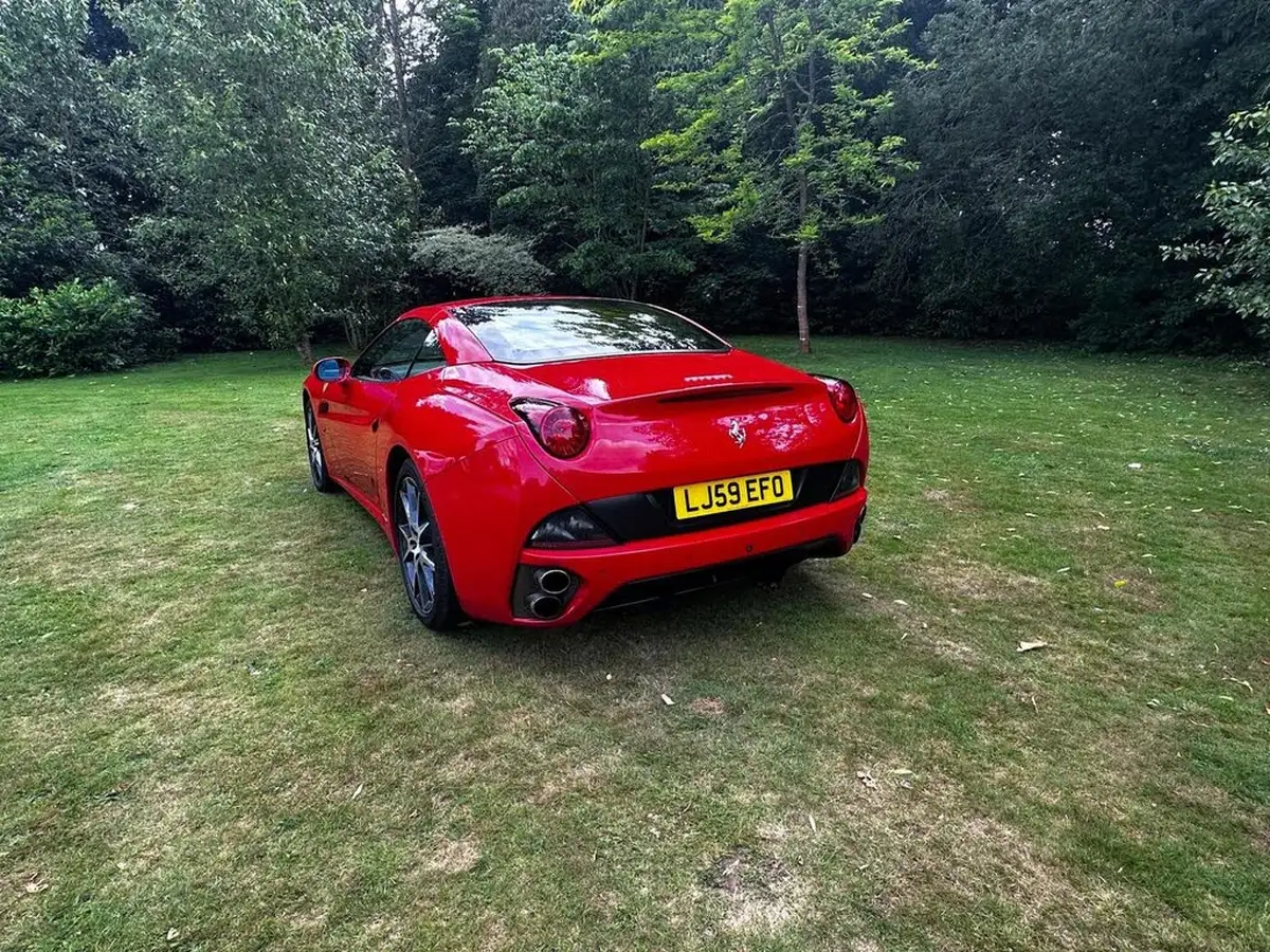 2010-ferrari-california-43-big-7