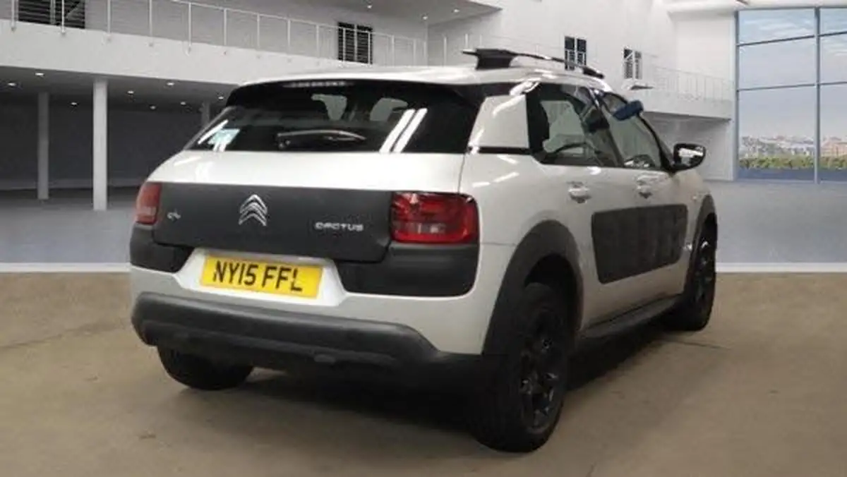 2015-citroen-c4-cactus-16bluehdi-feel-big-3