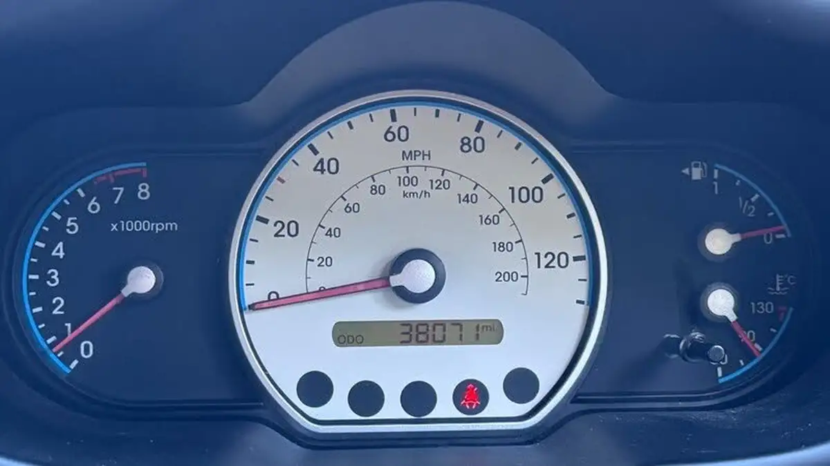 2010-hyundai-i10-12-classic-big-19