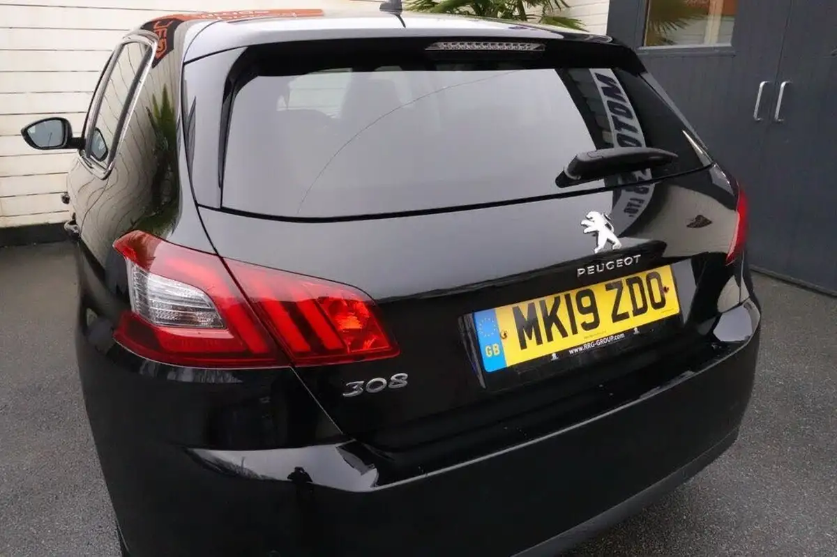 2019-peugeot-308-12-puretech-allure-110bhp-big-16