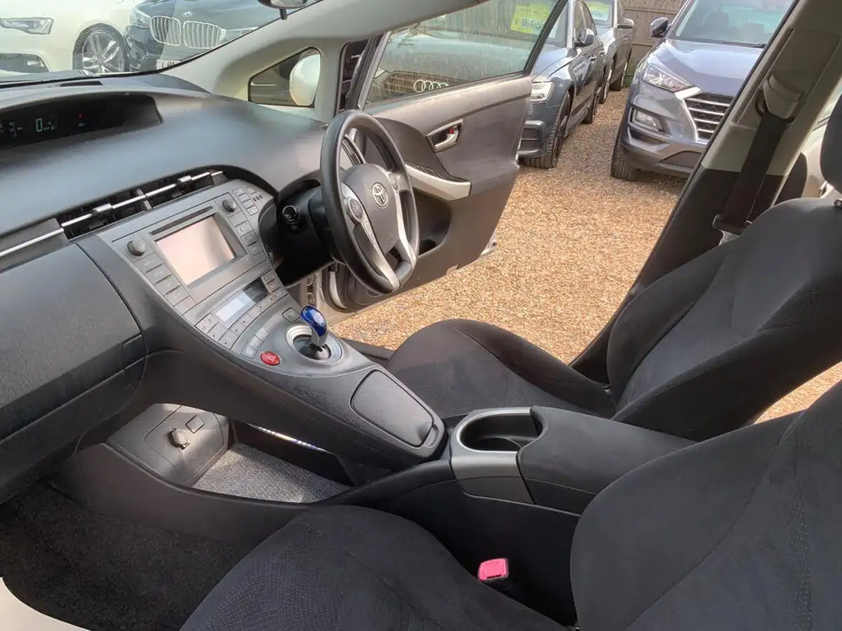 2012-toyota-prius-18-vvt-i-t3-1798cc-big-24