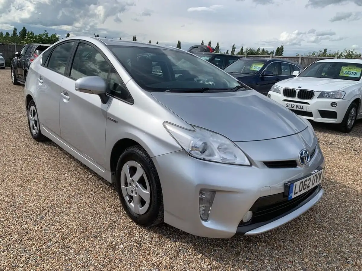 2012-toyota-prius-18-vvt-i-t3-1798cc-big-0
