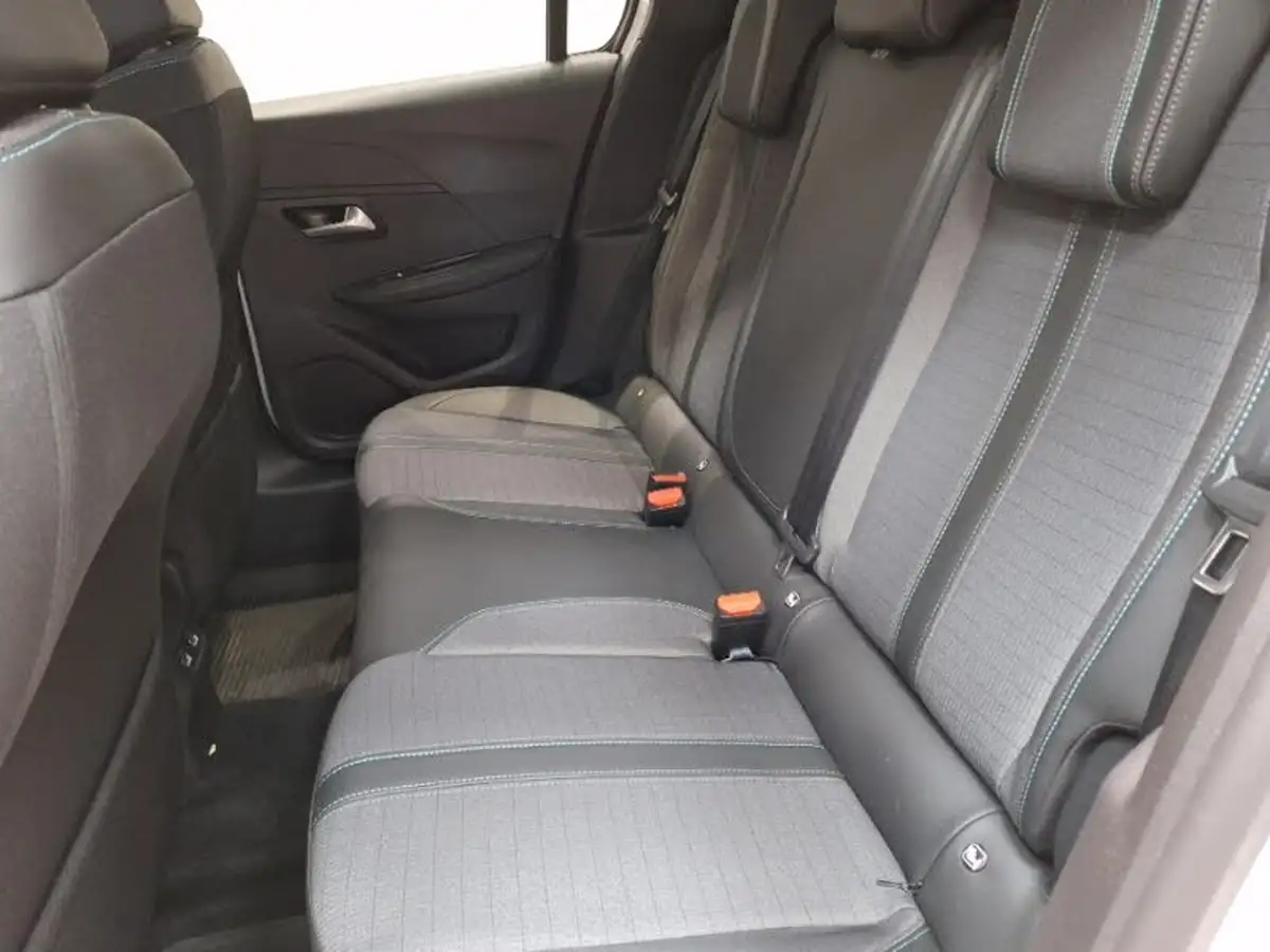 2023-peugeot-208-12-puretech-allure-premium-100ps-big-5
