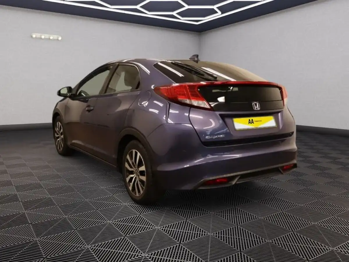 2014-honda-civic-16td-se-plus-hatchback-big-2
