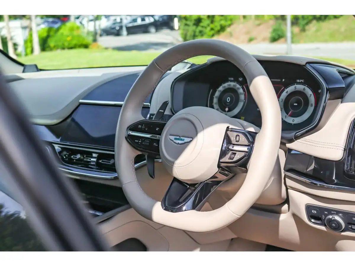 2024-aston-martin-dbx-40-v8-big-26