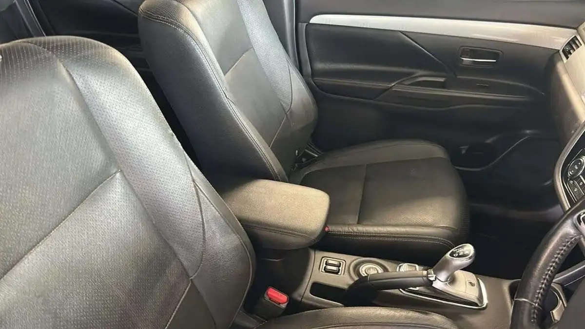 2015-mitsubishi-outlander-20-gx4h-phev-big-37
